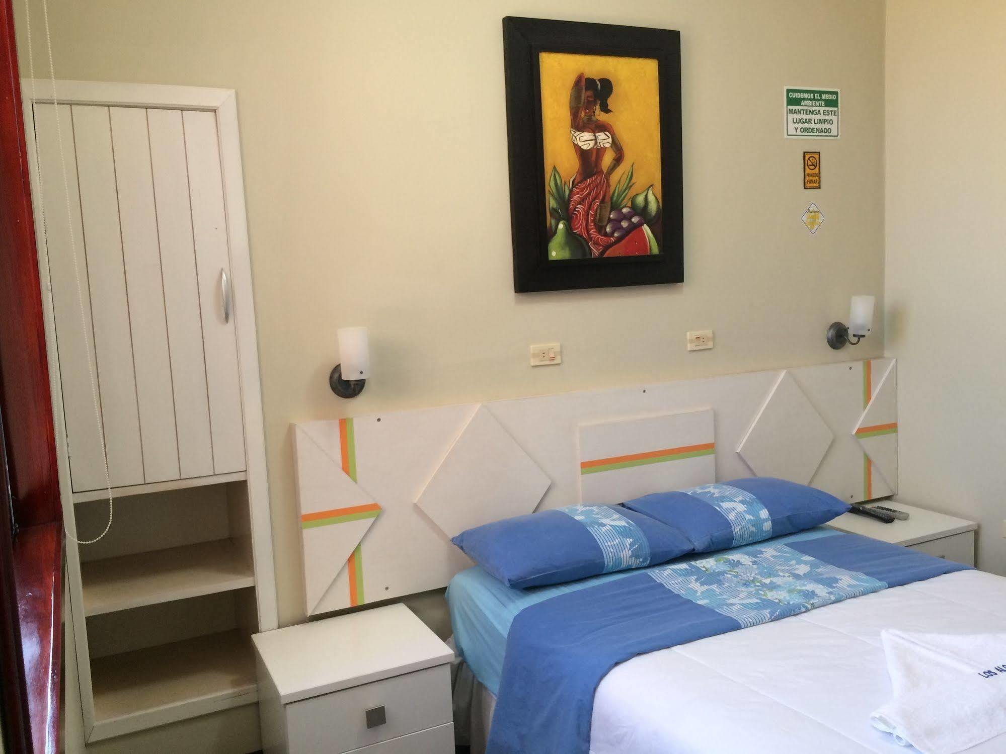 Hotel Los Algarrobos Puerto Baquerizo Moreno Kültér fotó